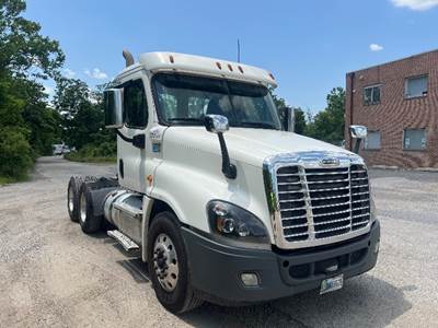 Freightliner Cascadia 125 Day Cab Truck - 435HP, 10 Speed Manual