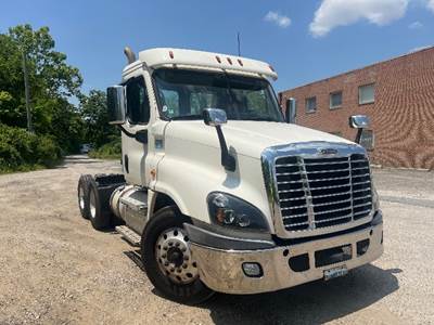 Freightliner Cascadia 125 Day Cab Truck - 435HP, 10 Speed Manual
