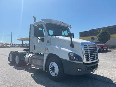 Freightliner Cascadia 125 Day Cab Truck - 435HP, 10 Speed Manual