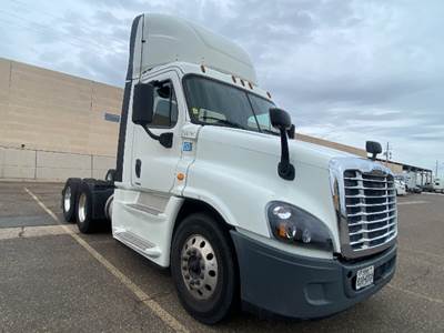 Freightliner Cascadia 125 Day Cab Truck - 455HP, 12 Speed Automatic