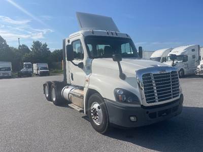 Freightliner Cascadia 125 Day Cab Truck - 450HP, 12 Speed Automatic