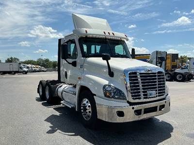 Freightliner Cascadia 125 Day Cab Truck - 455HP, 12 Speed Automatic