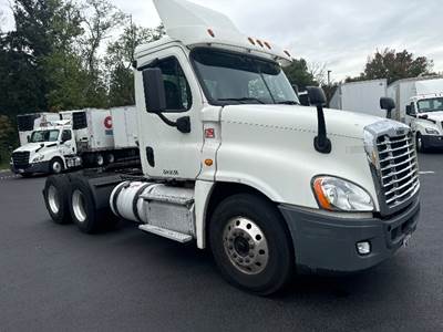 Freightliner Cascadia 125 Day Cab Truck - 435HP, 12 Speed Automatic