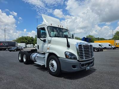 Freightliner Cascadia 125 Day Cab Truck - 435HP, 10 Speed Manual
