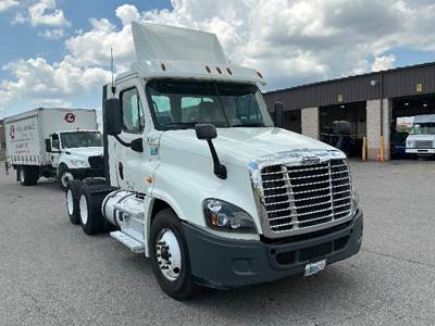 Freightliner Cascadia 125 Day Cab Truck - 435HP, 12 Speed Automatic