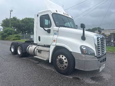 Freightliner Cascadia 125 Day Cab Truck - 450HP, 12 Speed Automatic