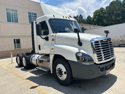 Freightliner Cascadia 125 Day Cab Truck - 435HP, 10 Speed Manual