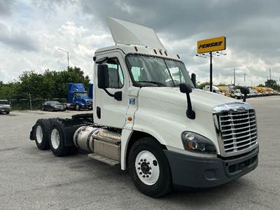 Freightliner Cascadia 125 Day Cab Truck - 435HP, 10 Speed Manual