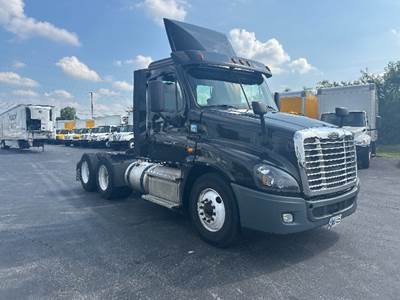 Freightliner Cascadia 125 Day Cab Truck - 450HP, 12 Speed Automatic