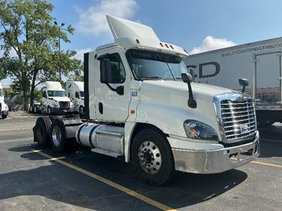 Freightliner Cascadia 125 Day Cab Truck - 455HP, 12 Speed Automatic