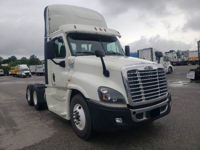 Freightliner Cascadia 125 Day Cab Truck - 450HP, 12 Speed Automatic