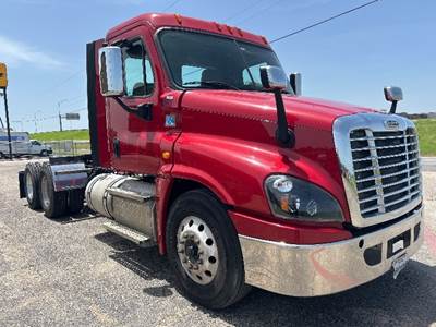 Freightliner Cascadia 125 Day Cab Truck - 470HP, 10 Speed Manual