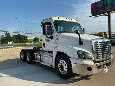 Freightliner Cascadia 125 Day Cab Truck - 450HP, 12 Speed Automatic