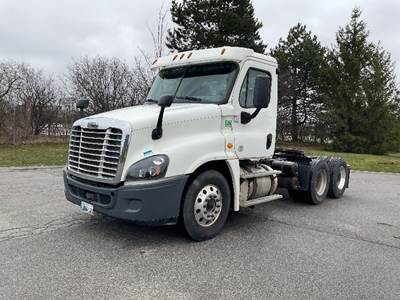 Freightliner Cascadia 125 Day Cab Truck - 435HP, 12 Speed Automatic