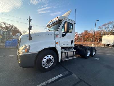 Freightliner Cascadia 125 Day Cab Truck - 435HP, 12 Speed Automatic