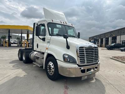 Freightliner Cascadia 125 Day Cab Truck - 450HP, 12 Speed Automatic