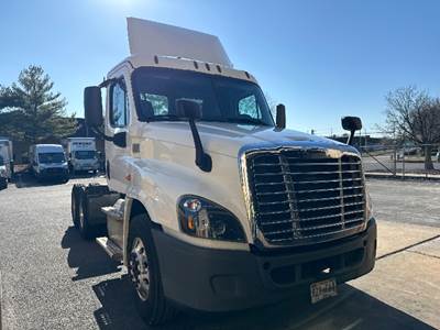 Freightliner Cascadia 125 Day Cab Truck - 435HP, 12 Speed Automatic