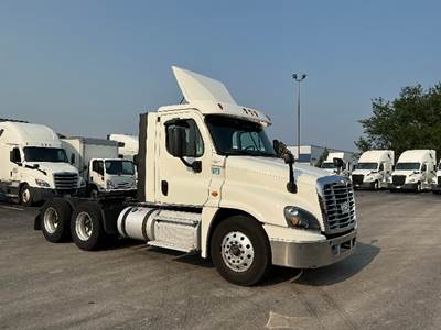 Freightliner Cascadia 125 Day Cab Truck - 455HP, 12 Speed Automatic