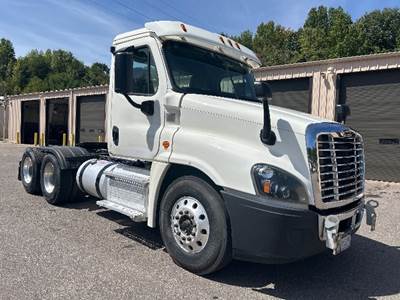 Freightliner Cascadia 125 Day Cab Truck - 435HP, 10 Speed Manual