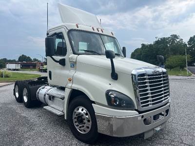 Freightliner Cascadia 125 Day Cab Truck - 450HP, 12 Speed Automatic