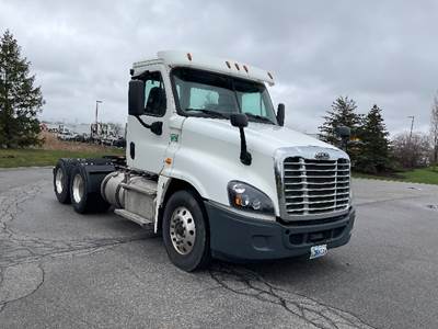 Freightliner Cascadia 125 Day Cab Truck - 435HP, 12 Speed Automatic