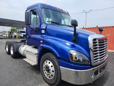 Freightliner Cascadia 125 Day Cab Truck - 435HP, 12 Speed Automatic