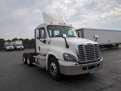 Freightliner Cascadia 125 Day Cab Truck - 435HP, 12 Speed Automatic