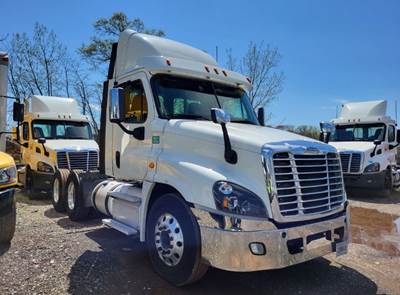 Freightliner Cascadia 125 Day Cab Truck - 435HP, 10 Speed Automatic