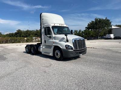 Freightliner Cascadia 125 Day Cab Truck - 455HP, 12 Speed Automatic