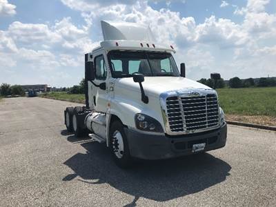 Freightliner Cascadia 125 Day Cab Truck - 435HP, 10 Speed Manual