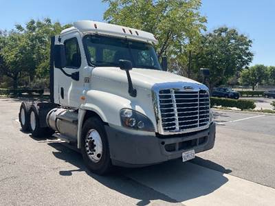Freightliner Cascadia 125 Day Cab Truck - 435HP, 12 Speed Automatic