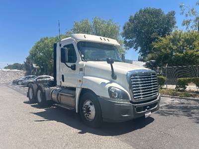 Freightliner Cascadia 125 Day Cab Truck - 435HP, 12 Speed Automatic