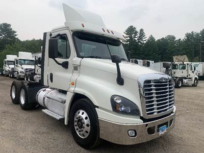 Freightliner Cascadia 125 Day Cab Truck - 455HP, 10 Speed Manual