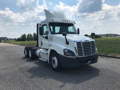 Freightliner Cascadia 125 Day Cab Truck - 435HP, 10 Speed Manual