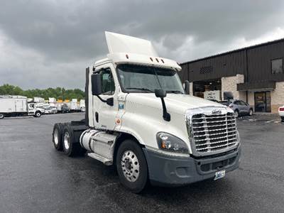 Freightliner Cascadia 125 Day Cab Truck - 435HP, 12 Speed Automatic
