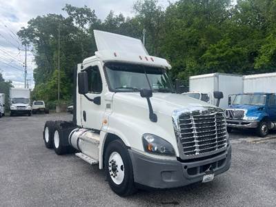 Freightliner Cascadia 125 Day Cab Truck - 435HP, 12 Speed Automatic