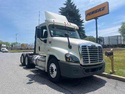 Freightliner Cascadia 125 Day Cab Truck - 450HP, 12 Speed Automatic