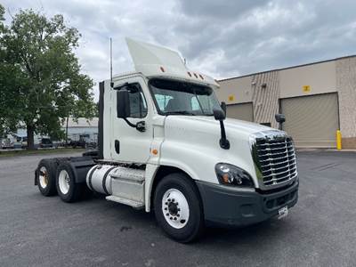 Freightliner Cascadia 125 Day Cab Truck - 450HP, 12 Speed Automatic