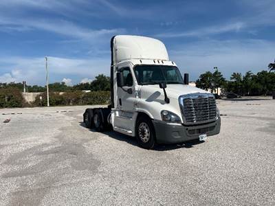Freightliner Cascadia 125 Day Cab Truck - 455HP, 12 Speed Automatic