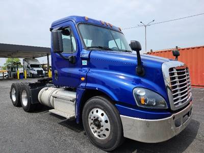 Freightliner Cascadia 125 Day Cab Truck - 435HP, 12 Speed Automatic
