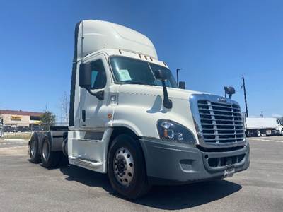 Freightliner Cascadia 125 Day Cab Truck - 455HP, 12 Speed Automatic