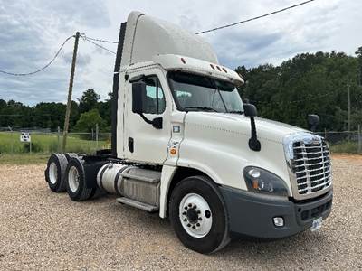 Freightliner Cascadia 125 Day Cab Truck - 435HP, 10 Speed Manual