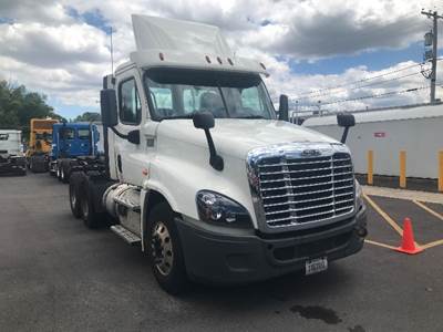 Freightliner Cascadia 125 Day Cab Truck - 435HP, 12 Speed Automatic