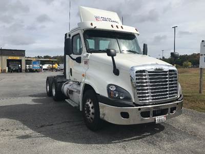 Freightliner Cascadia 125 Day Cab Truck - 435HP, 12 Speed Automatic