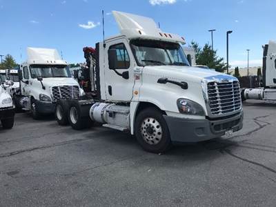 Freightliner Cascadia 125 Day Cab Truck - 435HP, 12 Speed Automatic