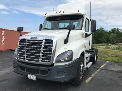 Freightliner Cascadia 125 Day Cab Truck - 435HP, 12 Speed Automatic