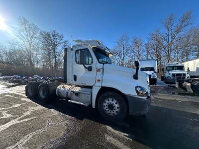 Freightliner Cascadia 125 Day Cab Truck - 435HP, 12 Speed Automatic
