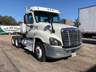 Freightliner Cascadia 125 Day Cab Truck - 435HP, 10 Speed Manual