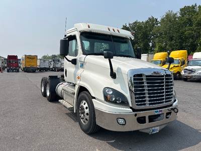 Freightliner Cascadia 125 Day Cab Truck - 455HP, 10 Speed Manual