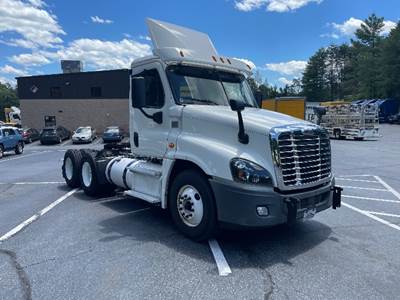 Freightliner Cascadia 125 Day Cab Truck - 450HP, 12 Speed Automatic